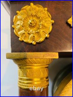 Pendule portique acajou et bronze ciselé doré signé Dumoulin. XIX siècle Pendule portique acajou et bronze ciselé doré signé Dumoulin. XIX siècle