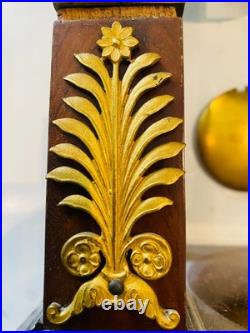 Pendule portique acajou et bronze ciselé doré signé Dumoulin. XIX siècle Pendule portique acajou et bronze ciselé doré signé Dumoulin. XIX siècle