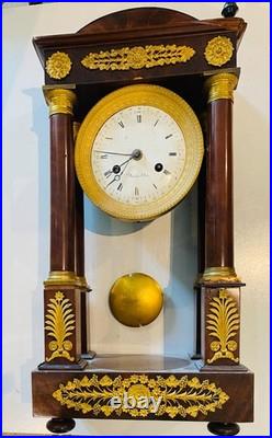 Pendule portique acajou et bronze ciselé doré signé Dumoulin. XIX siècle Pendule portique acajou et bronze ciselé doré signé Dumoulin. XIX siècle