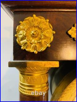 Pendule portique acajou et bronze ciselé doré signé Dumoulin. XIX siècle Pendule portique acajou et bronze ciselé doré signé Dumoulin. XIX siècle