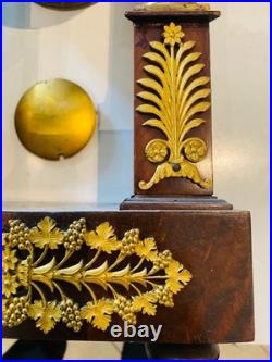 Pendule portique acajou et bronze ciselé doré signé Dumoulin. XIX siècle Pendule portique acajou et bronze ciselé doré signé Dumoulin. XIX siècle
