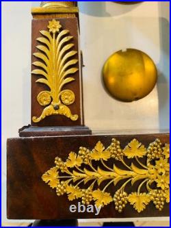 Pendule portique acajou et bronze ciselé doré signé Dumoulin. XIX siècle Pendule portique acajou et bronze ciselé doré signé Dumoulin. XIX siècle