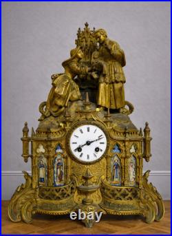 Pendule religieuse néogothique en bronze doré et porcelaine XIXe siècle