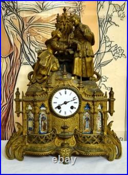Pendule religieuse néogothique en bronze doré et porcelaine XIXe siècle