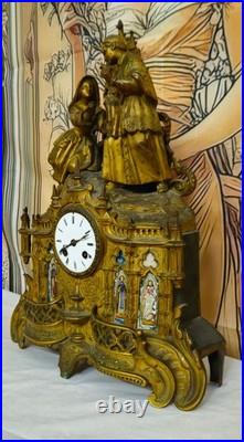 Pendule religieuse néogothique en bronze doré et porcelaine XIXe siècle