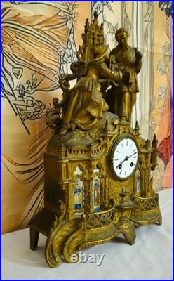 Pendule religieuse néogothique en bronze doré et porcelaine XIXe siècle