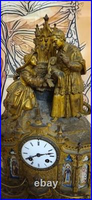 Pendule religieuse néogothique en bronze doré et porcelaine XIXe siècle