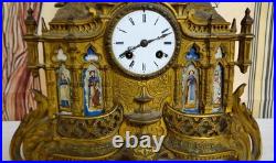 Pendule religieuse néogothique en bronze doré et porcelaine XIXe siècle