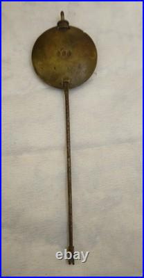 Pendule religieuse néogothique en bronze doré et porcelaine XIXe siècle