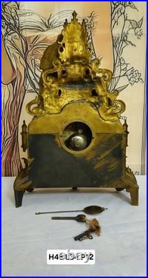 Pendule religieuse néogothique en bronze doré et porcelaine XIXe siècle