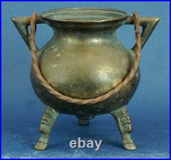 Petit vase-urne amphore en bronze, XIXe siècle, pieds décorés en bas-relief