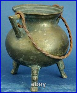Petit vase-urne amphore en bronze, XIXe siècle, pieds décorés en bas-relief