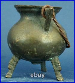 Petit vase-urne amphore en bronze, XIXe siècle, pieds décorés en bas-relief