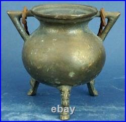 Petit vase-urne amphore en bronze, XIXe siècle, pieds décorés en bas-relief