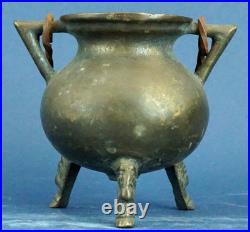 Petit vase-urne amphore en bronze, XIXe siècle, pieds décorés en bas-relief