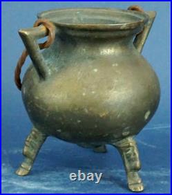 Petit vase-urne amphore en bronze, XIXe siècle, pieds décorés en bas-relief