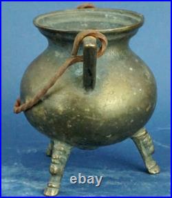 Petit vase-urne amphore en bronze, XIXe siècle, pieds décorés en bas-relief