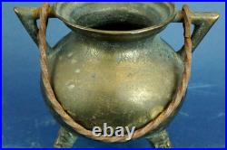 Petit vase-urne amphore en bronze, XIXe siècle, pieds décorés en bas-relief