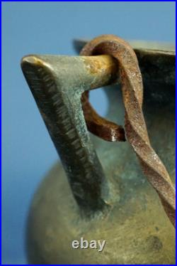 Petit vase-urne amphore en bronze, XIXe siècle, pieds décorés en bas-relief