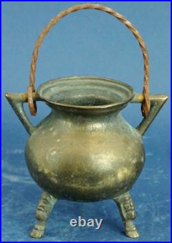 Petit vase-urne amphore en bronze, XIXe siècle, pieds décorés en bas-relief