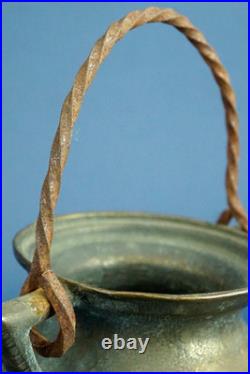 Petit vase-urne amphore en bronze, XIXe siècle, pieds décorés en bas-relief