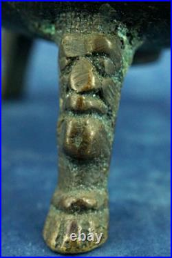 Petit vase-urne amphore en bronze, XIXe siècle, pieds décorés en bas-relief