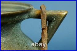 Petit vase-urne amphore en bronze, XIXe siècle, pieds décorés en bas-relief
