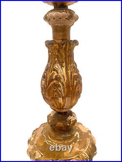 Pique cierge en bois sculptée doré reposant sur socle noir. XIX siècle