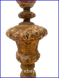 Pique cierge en bois sculptée doré reposant sur socle noir. XIX siècle
