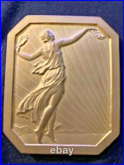 Plaque Medaille Art Deco Offert Mr FORNIER de SAVIGNAC Femme agitant couronnes