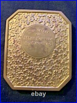 Plaque Medaille Art Deco Offert Mr FORNIER de SAVIGNAC Femme agitant couronnes