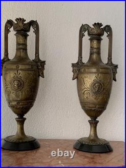 Rare paire de vases amphore en bronze de style néoclassique, XIXe siècle