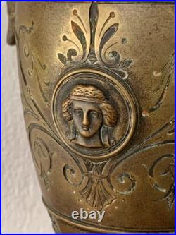 Rare paire de vases amphore en bronze de style néoclassique, XIXe siècle