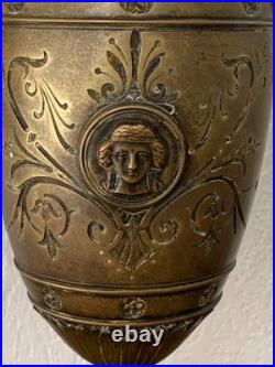 Rare paire de vases amphore en bronze de style néoclassique, XIXe siècle
