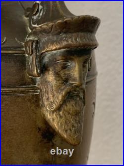 Rare paire de vases amphore en bronze de style néoclassique, XIXe siècle