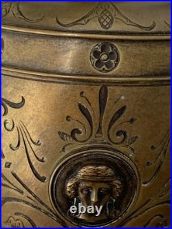 Rare paire de vases amphore en bronze de style néoclassique, XIXe siècle