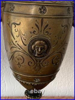 Rare paire de vases amphore en bronze de style néoclassique, XIXe siècle