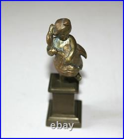 Statuette en bronze sur socle enfant avec cygne. XIXe siècle