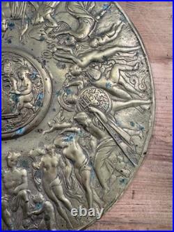 Tondo en bronze doré à décor mythologique Les Arts et les Muses XIXe siècle