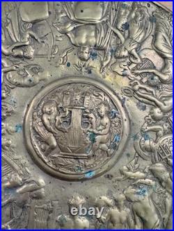 Tondo en bronze doré à décor mythologique Les Arts et les Muses XIXe siècle