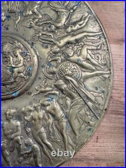 Tondo en bronze doré à décor mythologique Les Arts et les Muses XIXe siècle