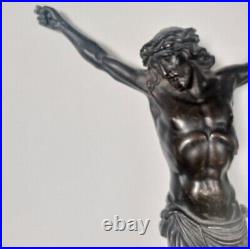 Travail du XIXe siècle grand Christ en croix bronze patiné Religiosa