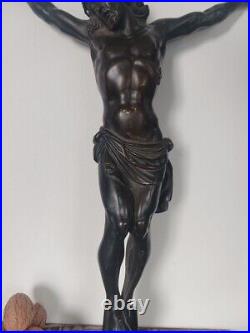 Travail du XIXe siècle grand Christ en croix bronze patiné Religiosa