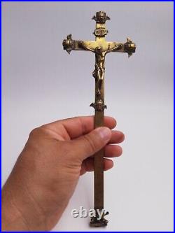 Très beau crucifix ancien orné d'angelots et de crâne vanité XIXe siècle