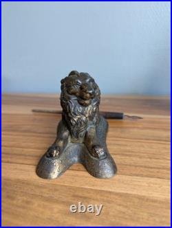 Très bel encrier lion XIXe siècle en régule avec godet bakélite