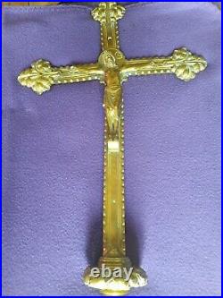 Très belle croix de procession Francaise. XIXè siècles. Bronze doré. 70 cm