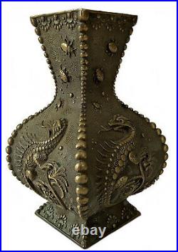 Vase Balustre En Bronze À Quatre Faces Dragons Et Insectes Chine XIX Éme Siécle