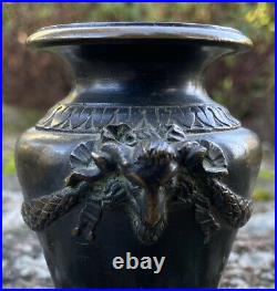 Vase En Bronze Tête De Béliers XIX Éme Siècle
