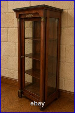 Vitrine style Empire en acajou et bronze doré, dessus marbre noir XIXe siècle