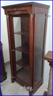 Vitrine style Empire en acajou et bronze doré, dessus marbre noir XIXe siècle